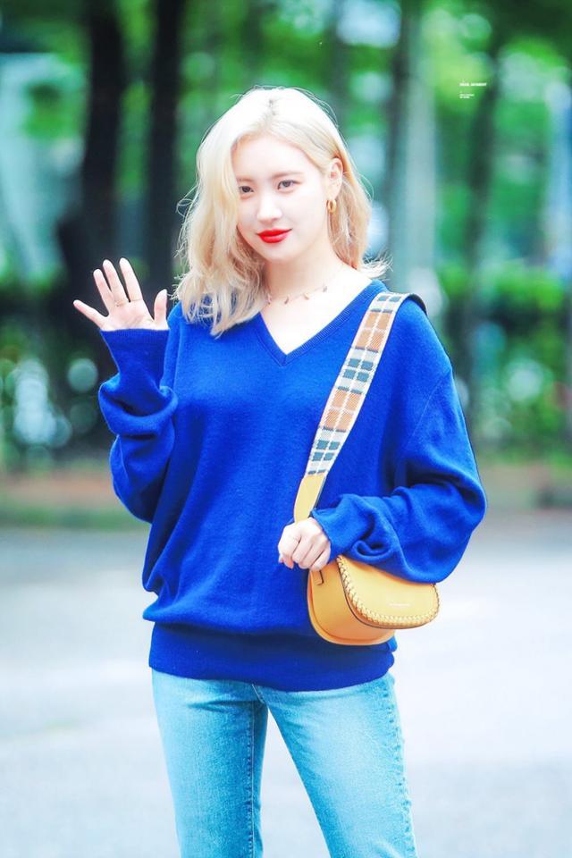 宣美新造型现活动,穿印花连衣短裙配羊角辫,"蝴蝶妆"太抢眼