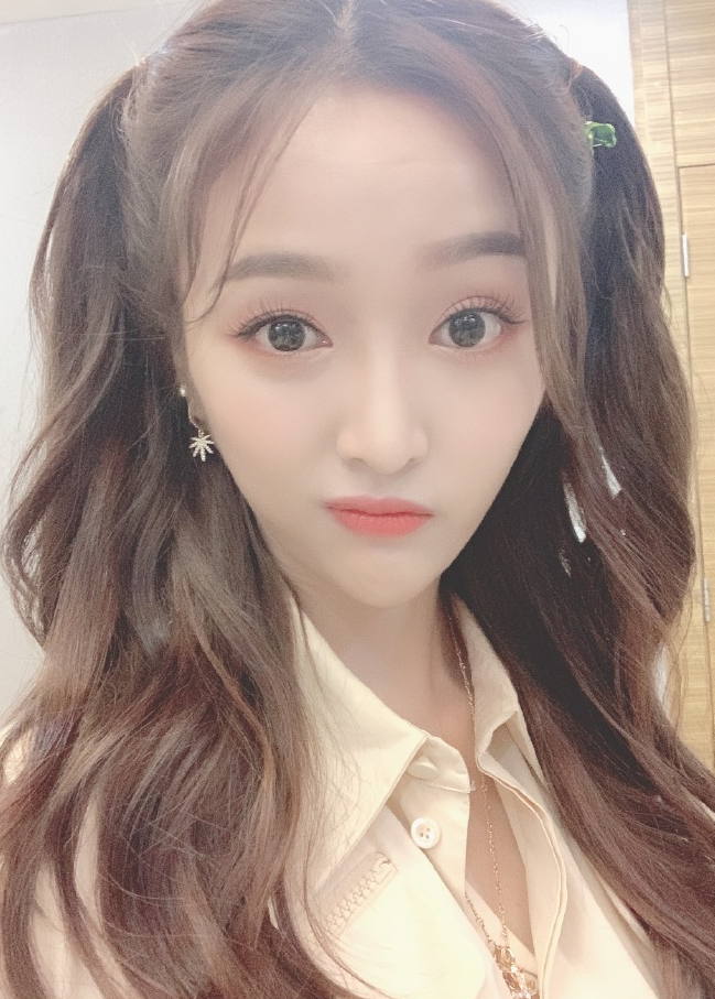 真佩服吴宣仪的腿,靴子和短裤长度一样都不显腿短,这是咋长的?