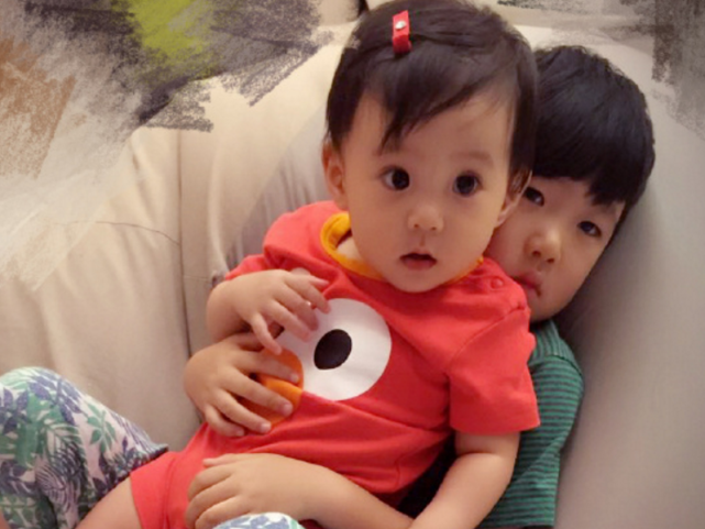 本以为修允菲小时候够可爱了直到看见周嘉诚小时候网友萌神