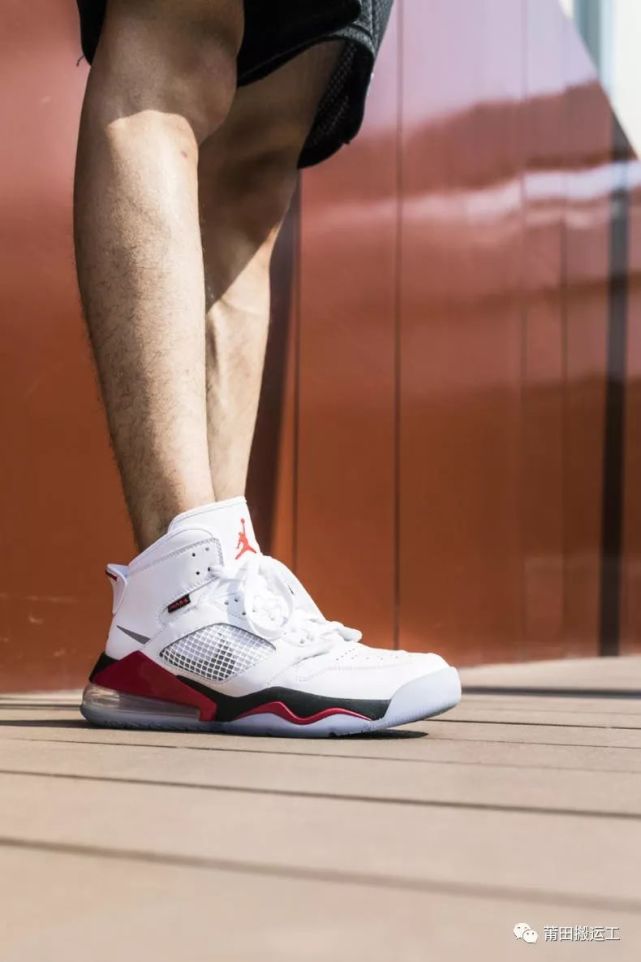 由spike lee的儿子jackson lee操刀设计,延续了经典正代合体的思路.