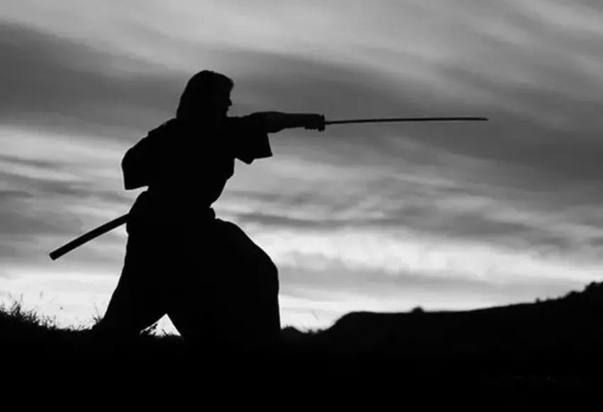 让人不寒而栗的日本武士刀,真的像电影中那样"无坚不摧"吗?
