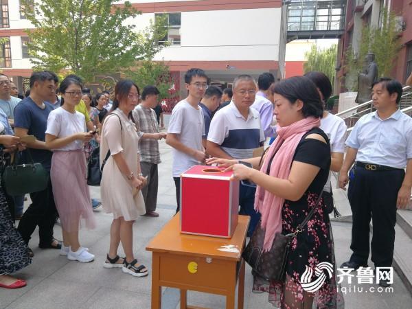 这位女教师要在病房里度过教师节学校老师集体献爱心