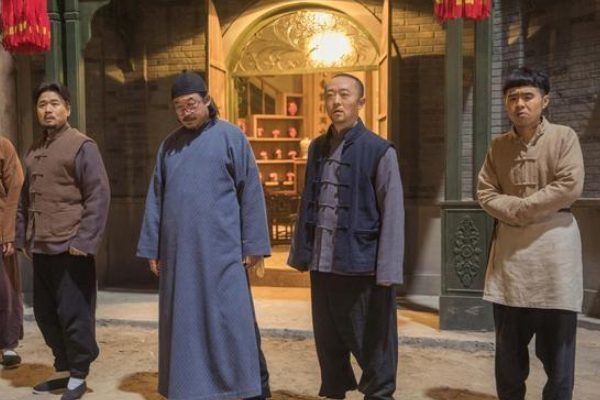 陈怀海离开酒馆去关东山给桦子报仇,老蘑菇以为机会终于来了,他开始在