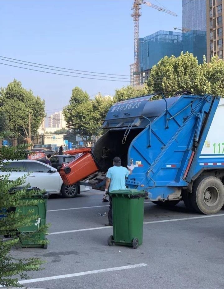 西安清洁工将分类好的垃圾全部倒进一辆垃圾车里