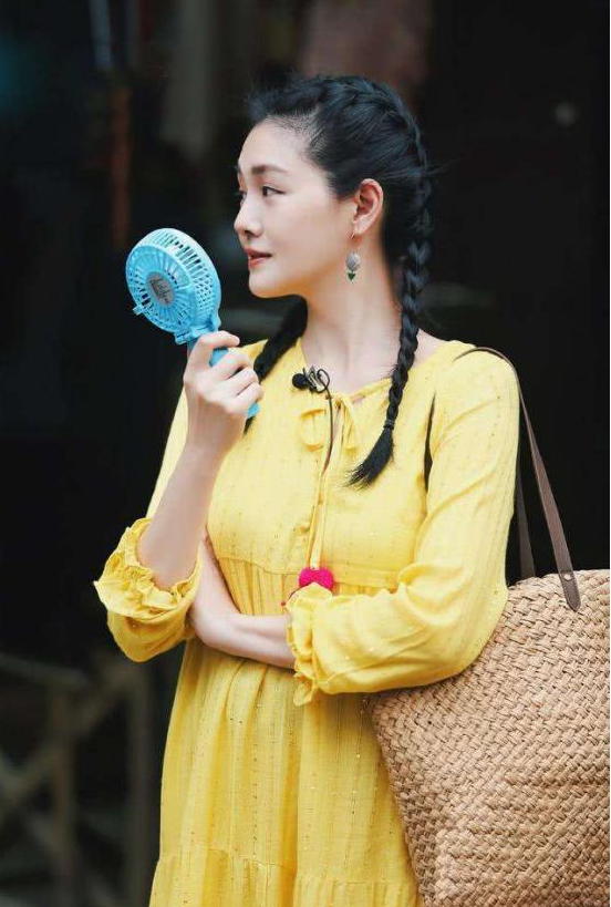 大s最新生图白上衣配百褶裙不见小蛮腰却成43岁穿搭教科书