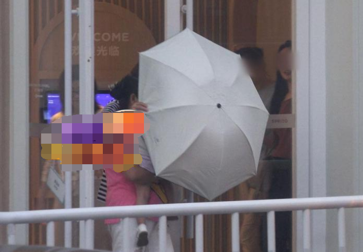 谢娜张杰女儿正面照曝光 为防止拍照室内打伞 宝宝长得像张杰