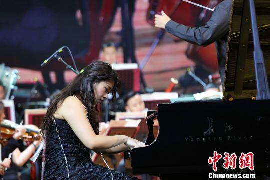 青年钢琴演奏家潘林子演奏《黄河协奏曲》 付蓓蓓 摄