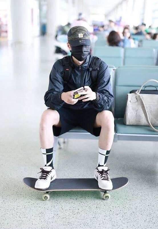 王一博机场玩滑板被质疑,潮流之下的安全隐患,粉丝支持引诟病