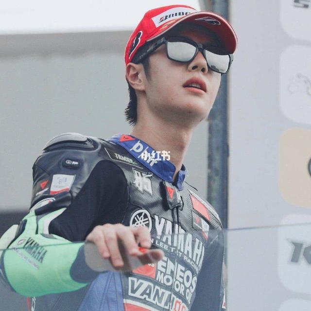 而王一博作为滑板爱好者,还参加了极限青春这样的滑板类的综艺节目