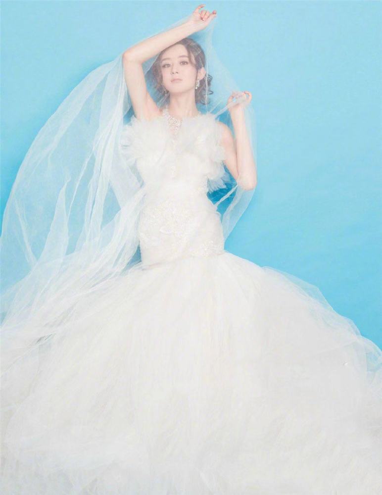 赵丽颖早期"婚纱照"曝光,手戴夸张大戒指,笑容迷人_腾讯新闻