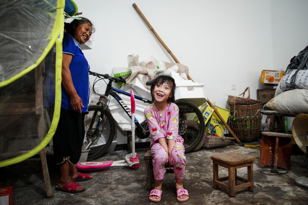 妈妈去世又被父亲抛弃6岁女童成事实孤儿与奶奶相依为命