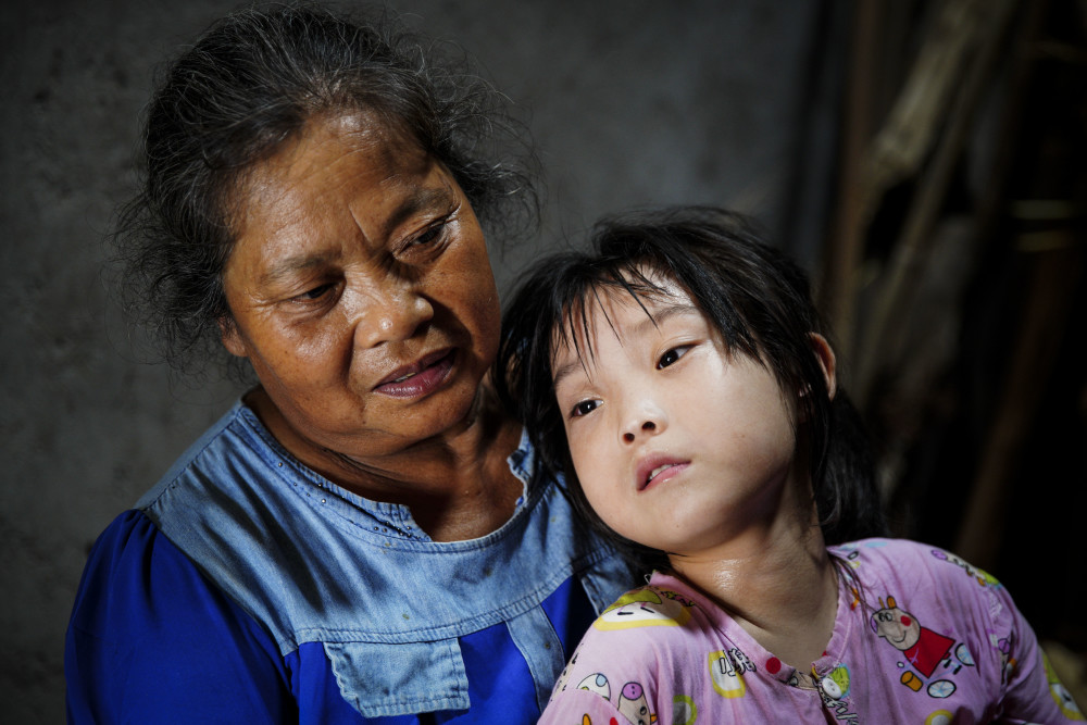 妈妈去世又被父亲抛弃6岁女童成事实孤儿与奶奶相依为命