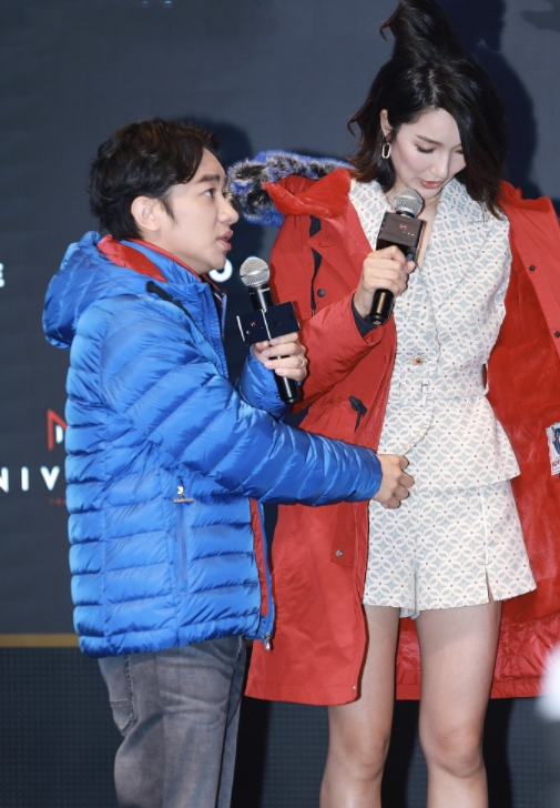 王祖蓝夫妇相互帮忙穿新衣李亚男俯视老公眼神超宠溺