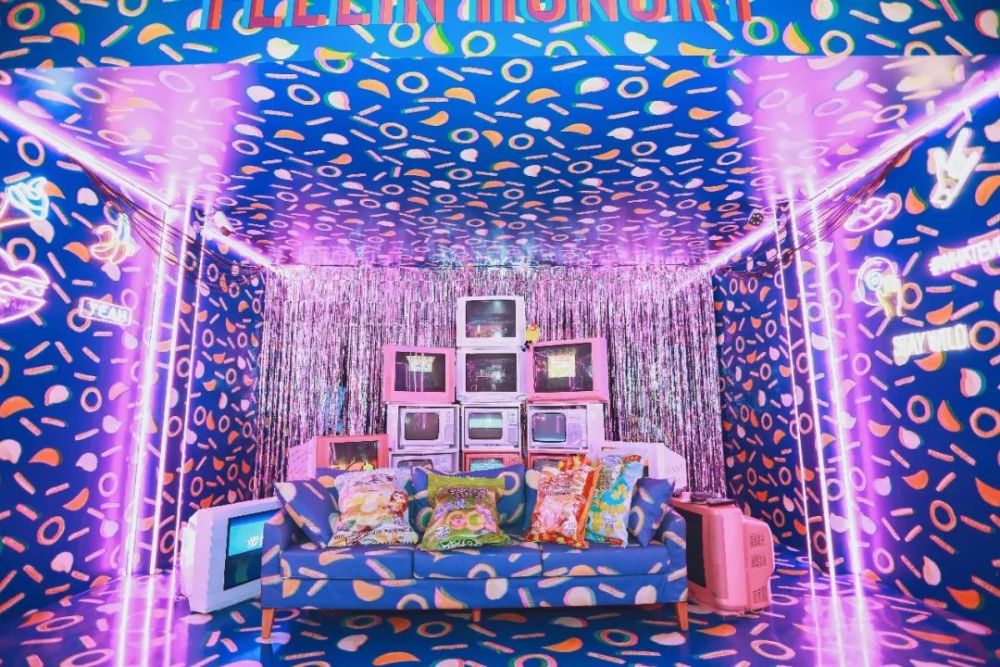 还原90年代最受欢迎的娱乐——小型溜冰场,现场玩轮滑,瞬间回到90年代