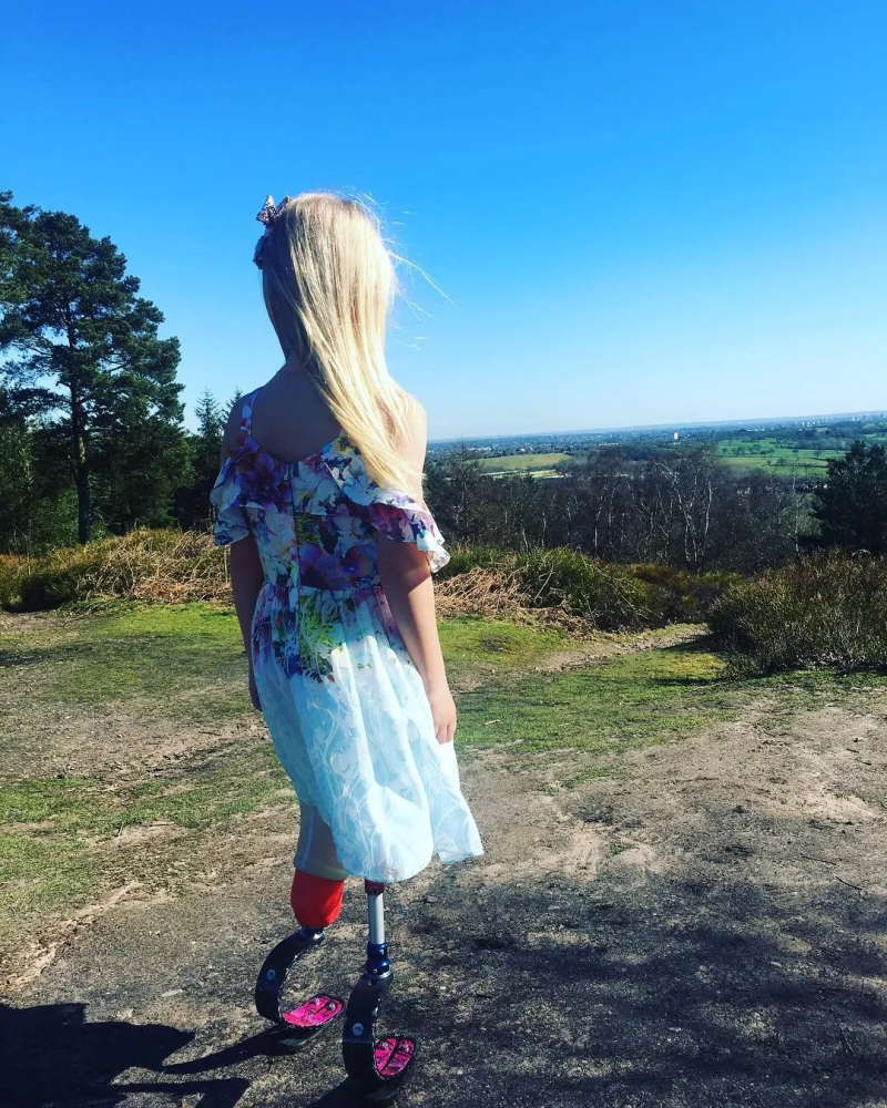 英国9岁无腿女孩登时装周秀场,借助义肢走秀,她也可以自由奔跑