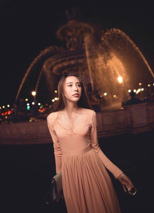 轻氧女神张熙媛法国写真笑容甜美