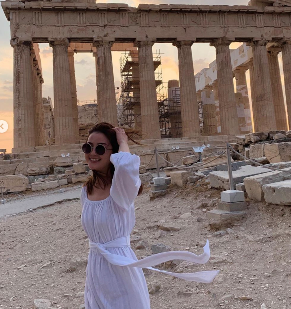 阿sa晒百亿太子爷视角美照,无视当地法规"坐古迹"惹争议