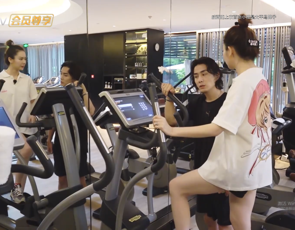 李承铉带戚薇来健身房,看清戚薇的穿着后,难怪李承铉舍不得离开