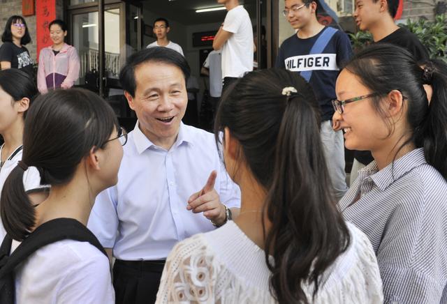 北大校长念错鸿鹄清华迎新写错别字问题更为严重