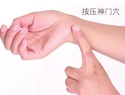 2,自然站立,一手五指并拢并置于腰部的肾俞穴上,并用整个手掌推摩肾俞