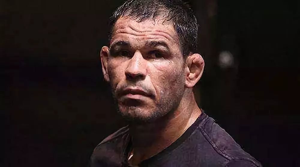 "小牛头人"诺盖拉ufc格斗之夜164出战特雷弗-史密斯