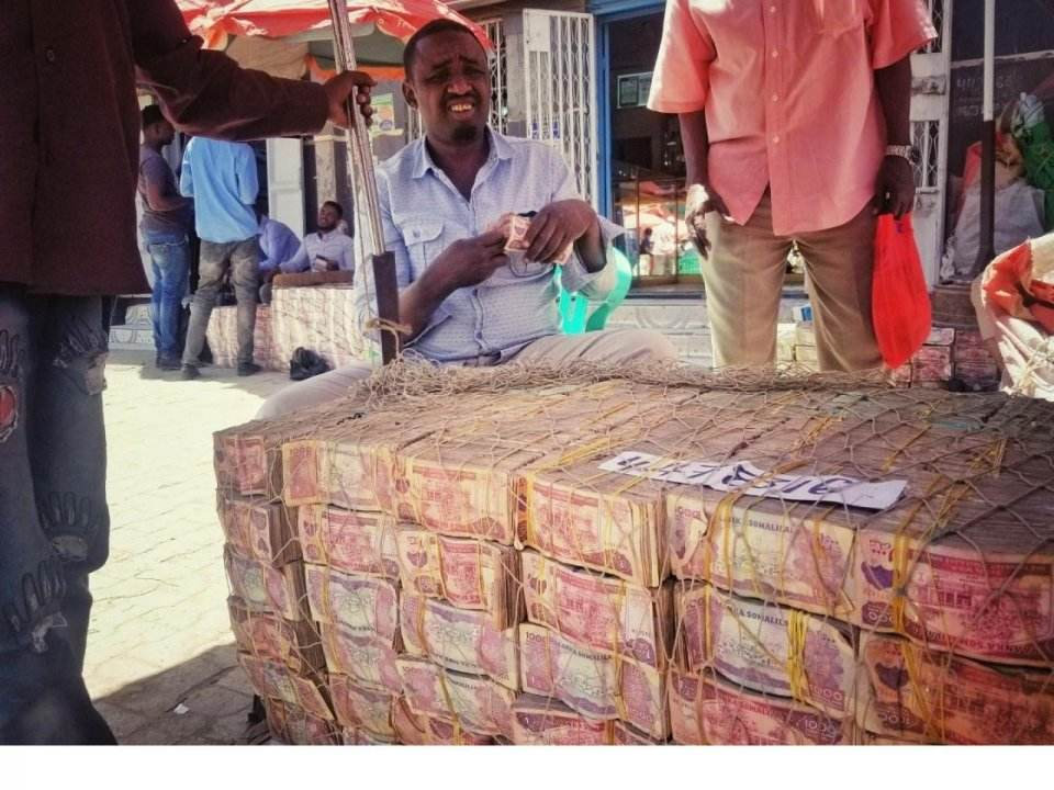 穷得"只剩钱"的国家,整捆扔在地上没人捡,百姓还嫌钱占地方!