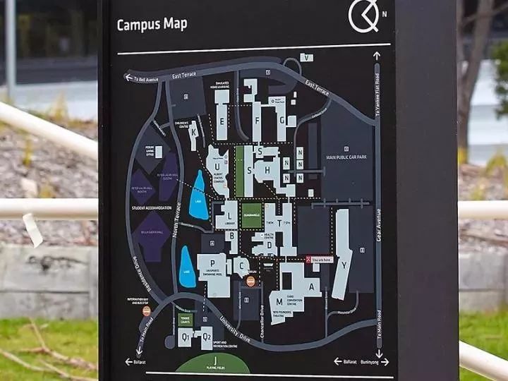 4,日本横滨商科大学标识系统此鹤美校区3号馆是为纪念横滨商科大学