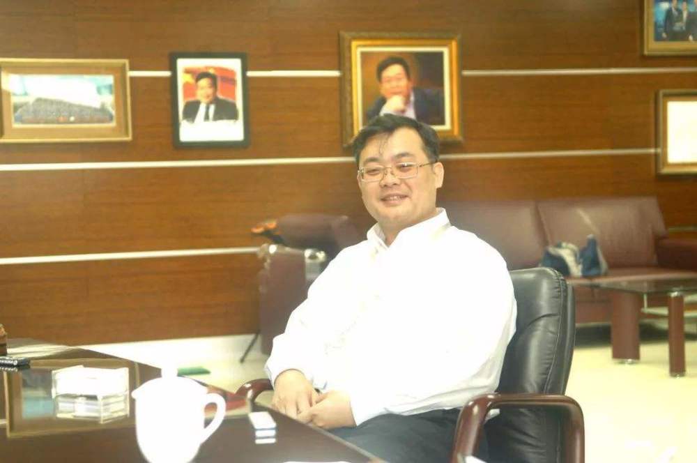 偏心?父亲将百亿公司给大哥,他却去当搬运工,座驾价值2千元