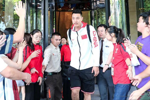 赵睿早上刚刚说完"要为胸前的国旗而战",转身就找了一件美国队的队服