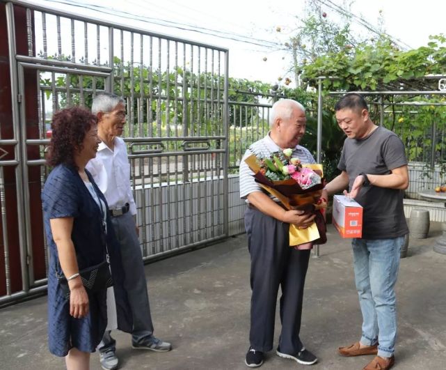 收到鲜花后的张大祥校长,笑得比花儿还美呢离退休老教师送上最真挚