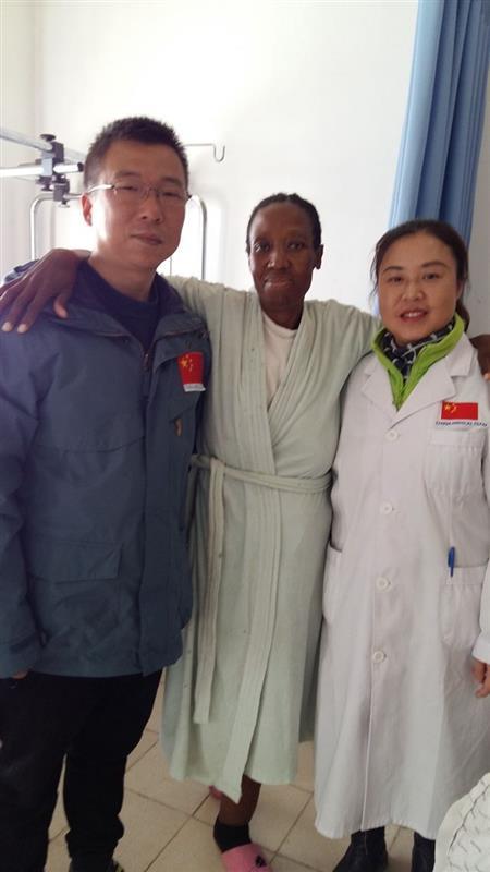 原来,作为中国第十三批援莱索托医疗队队员之一,半个月前,欧阳俊克服