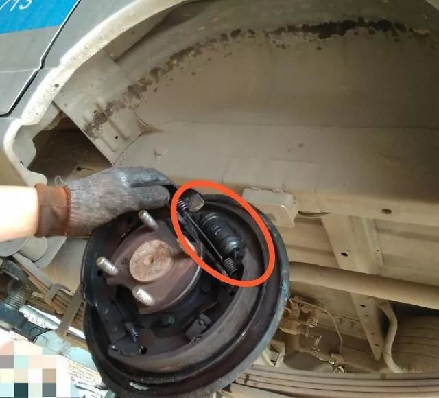 刹车总是不灵敏让车主很郁闷,师傅:刹车油快漏没了,哪来的刹车?