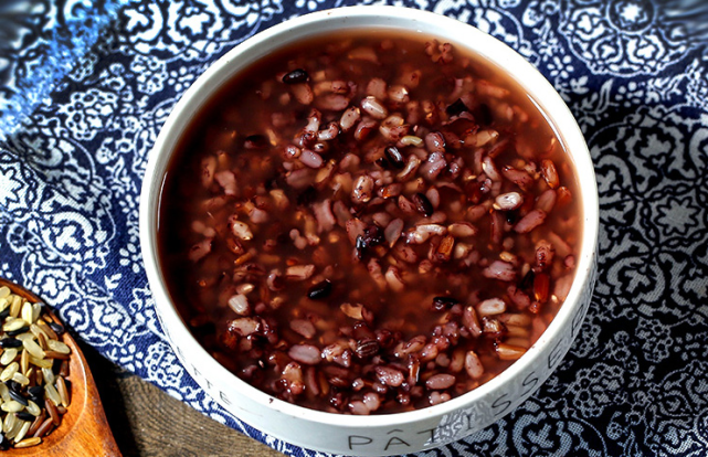 这种做法要比纯紫薯黑米粥的做法比较麻烦,单独用紫薯和黑米煮粥就