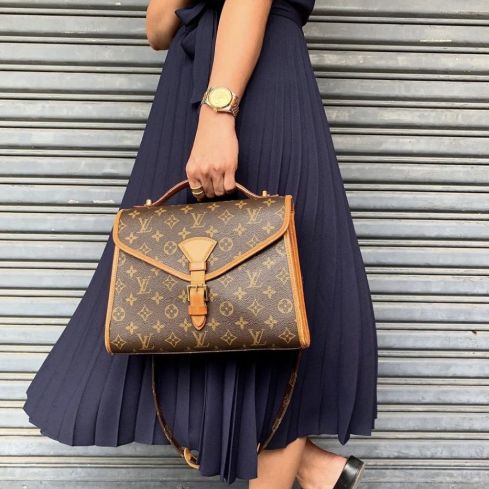 lv出了一些"背"在手腕上的包,小巧时髦