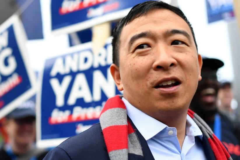 杨安泽被一群支持者高举着冲浪差点摔地上张开双臂尽情享受