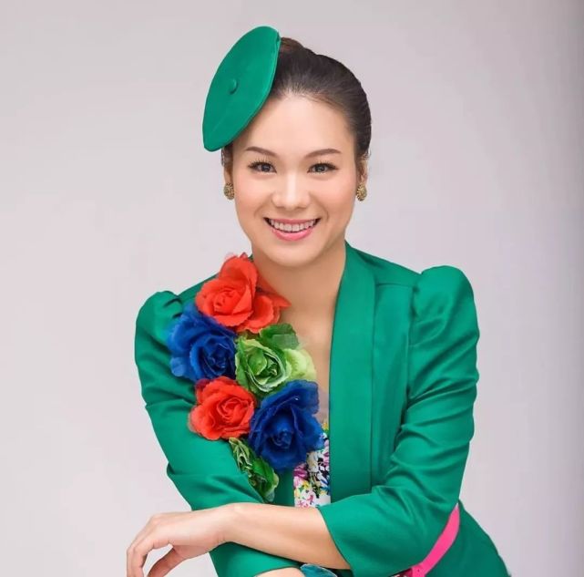 谢曼丽(饰演金凤)国家二级演员,梅州山歌师,梅州客家山歌协会理事.