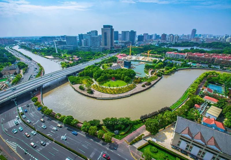 苏州河蕰藻浜交汇处繁忙的航道   梁祺摄 入围者请等待主办方的后续