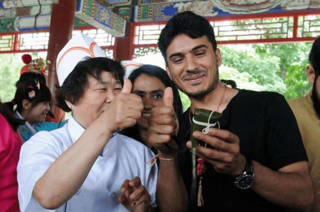 巴基斯坦人来中国游玩,不小心花光了回国路费,看中国人如何做的