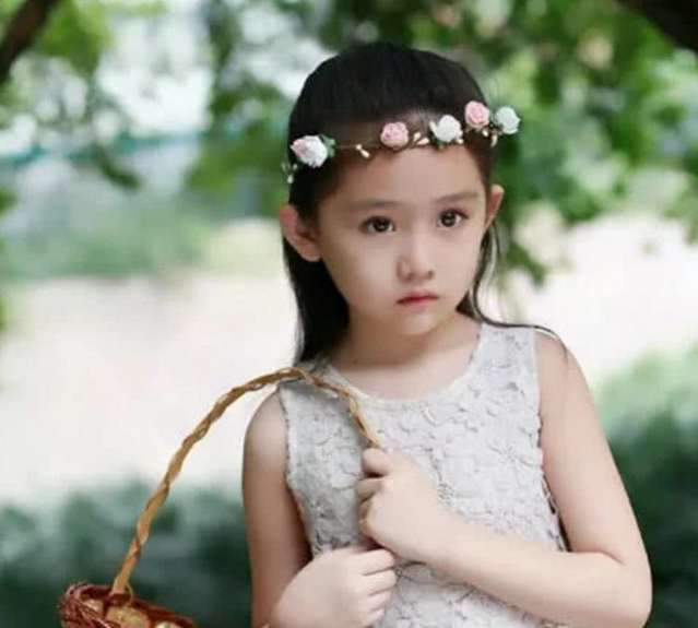 她是孙怡"干女儿",被邓伦抱着走红毯,如今美成"第二个"鞠婧祎