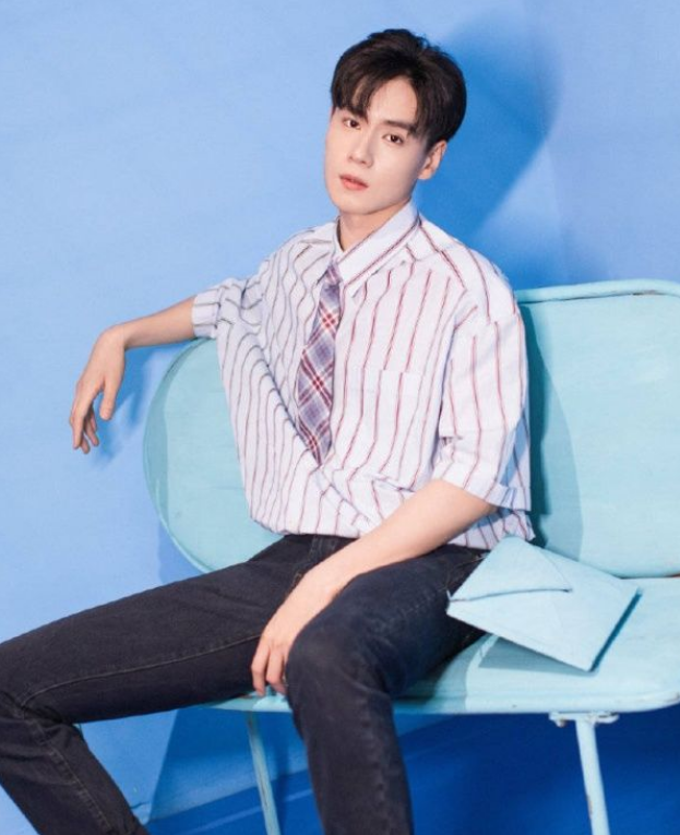 "吴白"胡一天的穿搭,衬衫配t恤阳光活力,针织开衫温润优雅