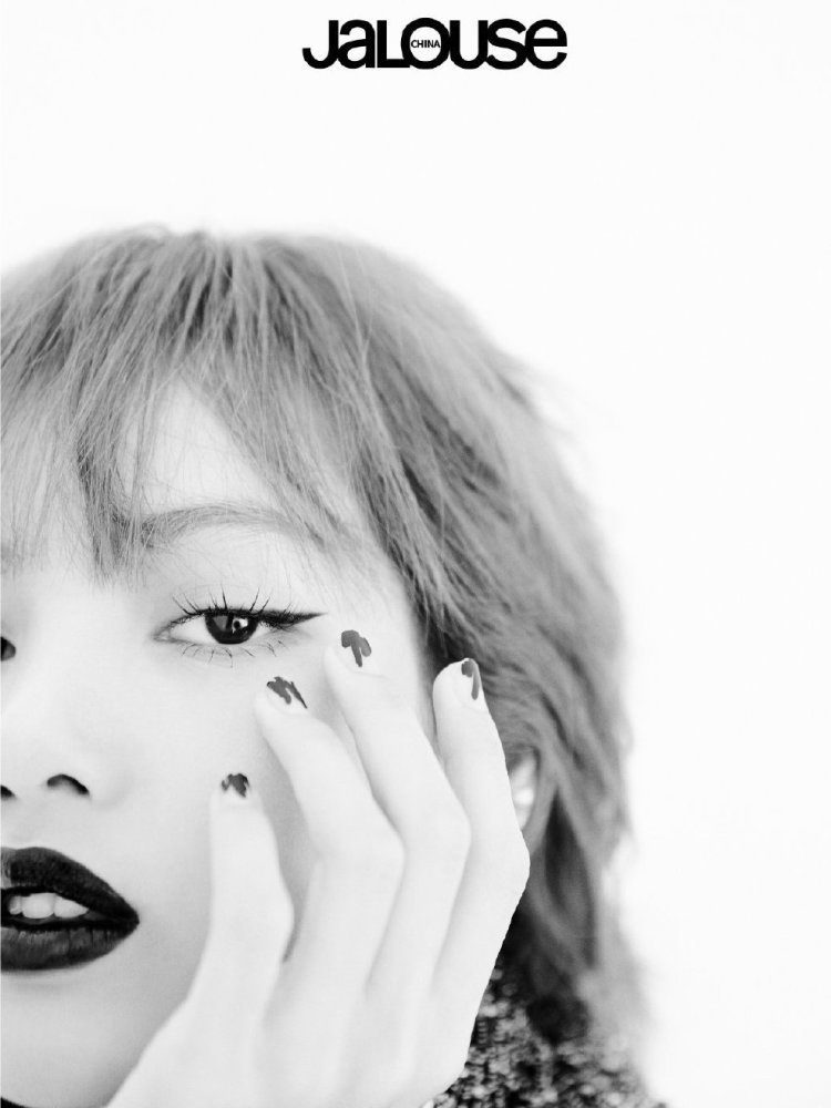 韩国女团拍大片,lisa挑战暗黑造型