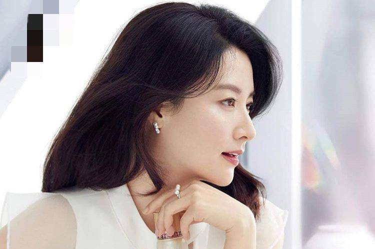 48岁李英爱现身慈善活动,气质超好,玫红色长裙尽显优雅!