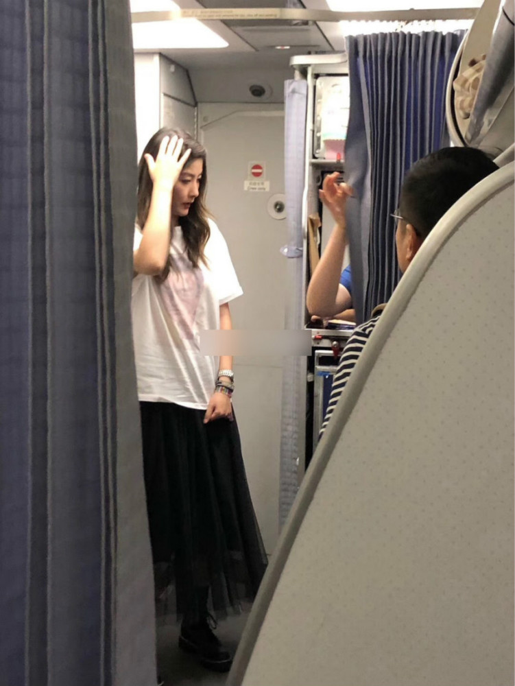 陈慧琳乘飞机坐头等舱,素颜状态一级棒,360度无死角的美