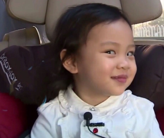 甜馨参加节目时,年纪还非常小,走路说话都是在节目里学的.