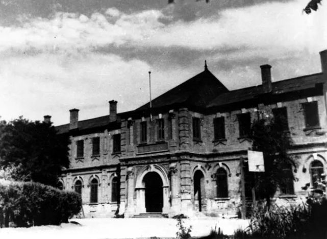 革命先驱李大钊北洋法政学堂对了,陈列馆里还有我国第一张大学文凭,是