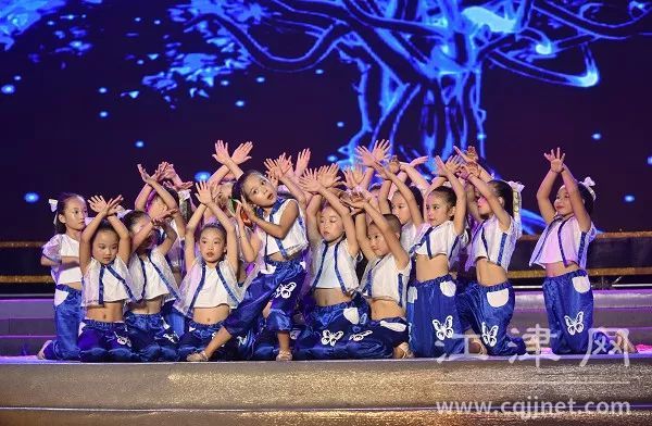 少儿舞蹈《飞呀飞》.记者 贺奎 摄