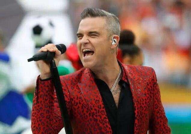 英国歌手世界杯现场直播竖中指, 引发争议.