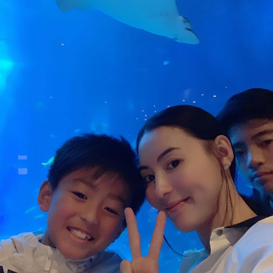 张柏芝|张柏芝晒大儿子八块腹肌，Lucas教弟弟游泳好暖，身材模样神复制谢霆锋