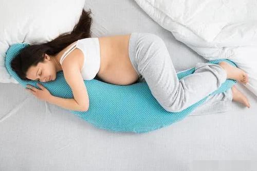 孕妇平躺影响胎儿发育 看完这个答案 孕期能放心睡个好觉