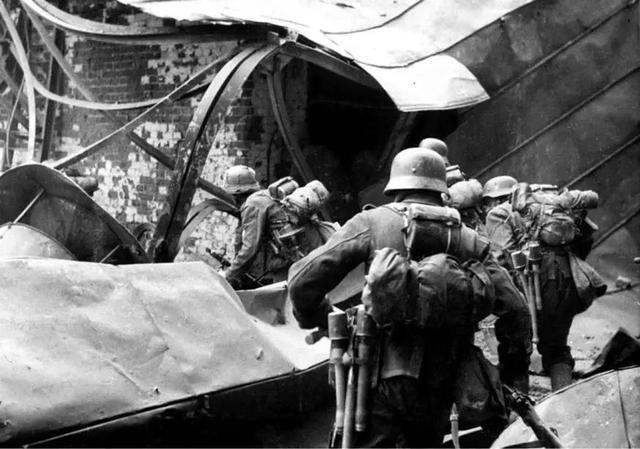 不灭的军魂科尔松冰原血战德上将为士兵断后死时还手握长枪